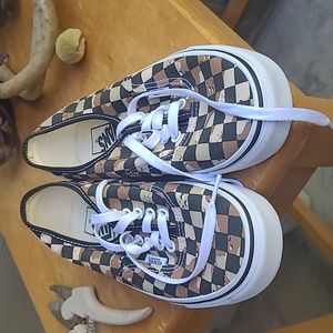 Authentic men's 6.5 women's 8 brand new desert camo checkerboard